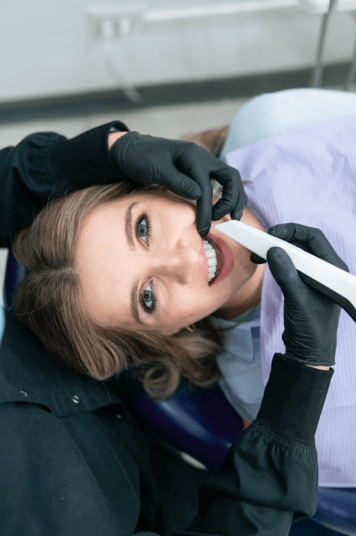 Mulher realizando uma reconstrução do seu sorriso