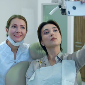 Imagem do paciente fazendo tratamento odontológico em curitiba
