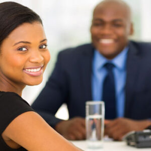 mulher e homem negro sorrindo