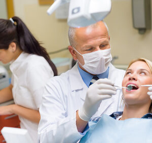 Dentista realizando procedimento