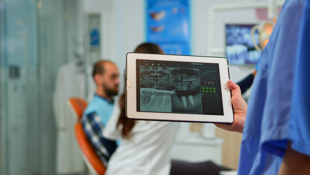 imagem de um tablet com o raio rh de uma arcada dentaria