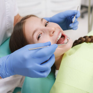 Imagem de uma menina fazendo tratamento odontológico