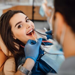 A imagem mostra uma pessoa se preparando para fazer um implante dentário.