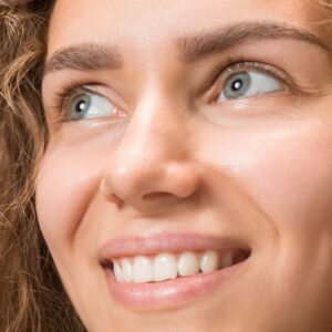 A imagem mostra um exemplo de alguém que usa faceta dentária.