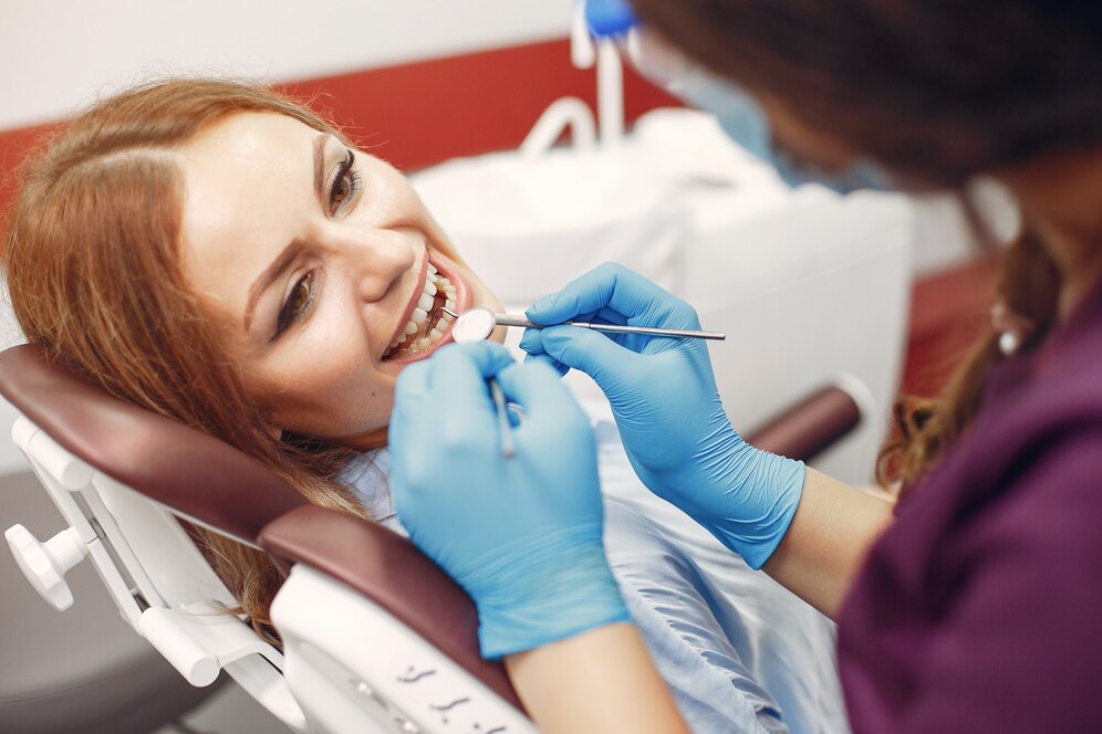 A imagem mostra um exemplo de uma mulher fazendo uma restauração dentária.