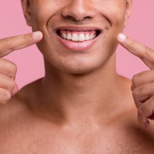 A imagem mostra um exemplo de uma pessoa contente com o implante dentário.