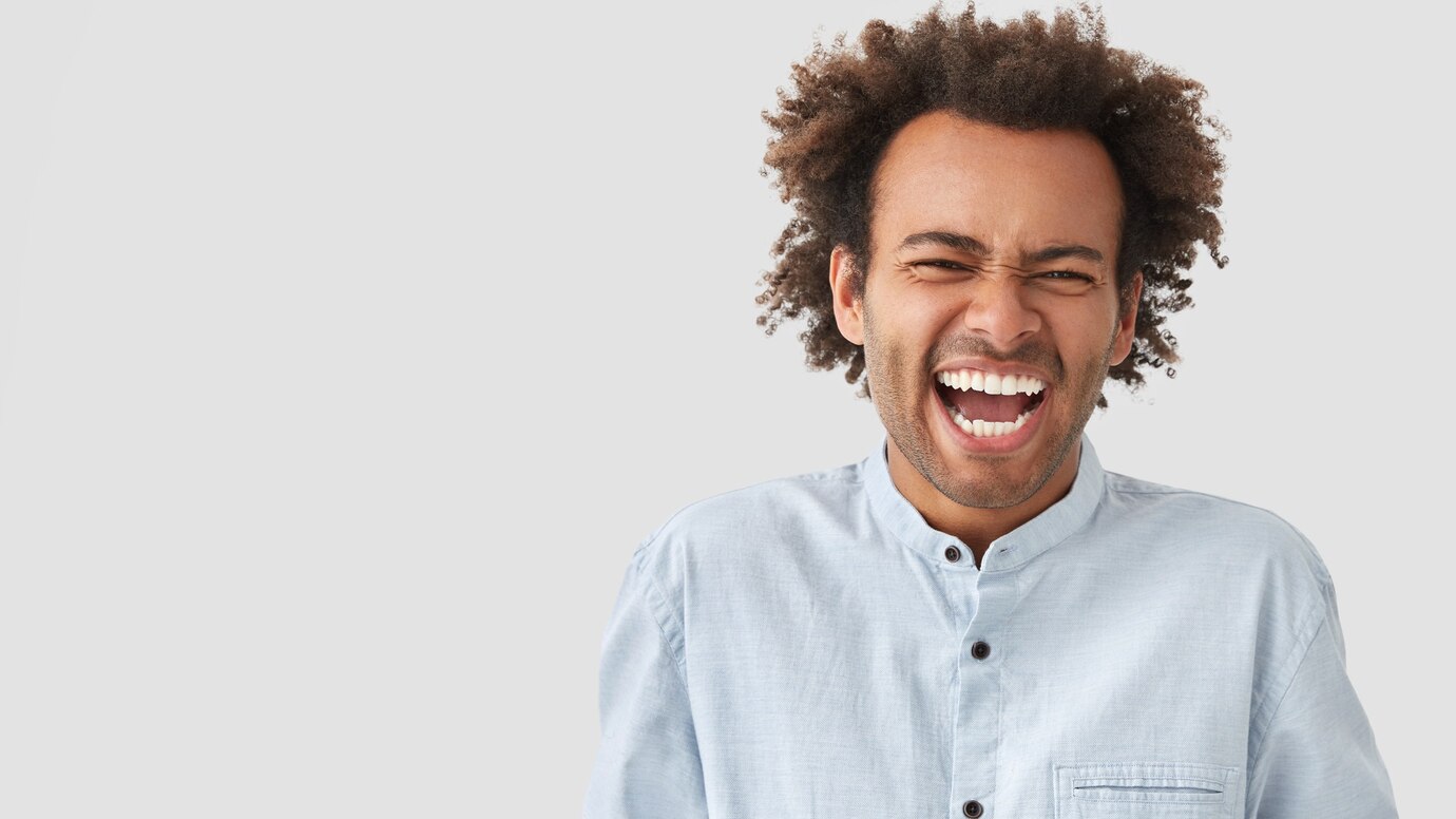 A imagem mostra um exemplo de uma pessoa contente com o sorriso.