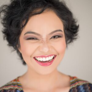 A imagem mostra um exemplo exemplo de uma pessoa contente com as facetas de porcelana.