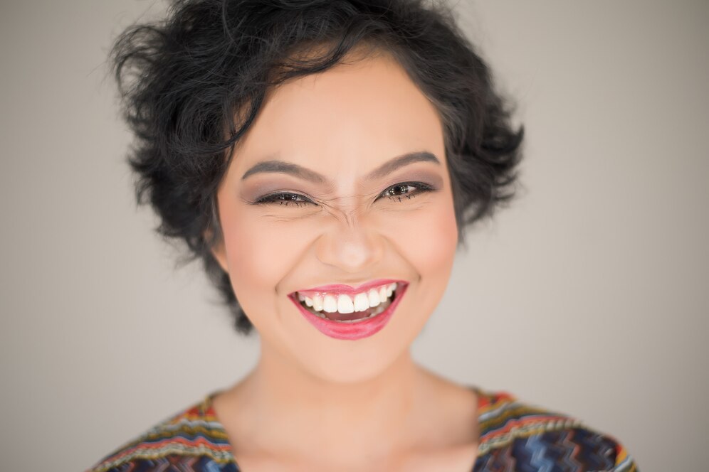 A imagem mostra um exemplo exemplo de uma pessoa contente com as facetas de porcelana.