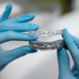 A imagem mostra um aparelho Invisalign