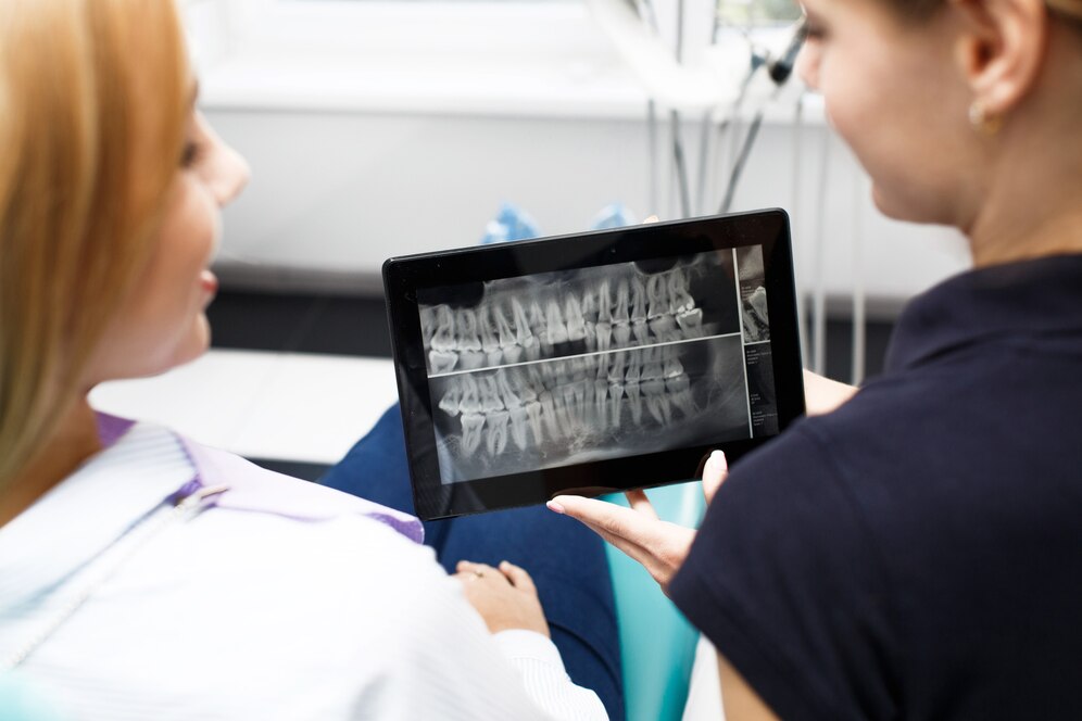 A imagem mostra um procedimento odontológico com uso de tecnologia