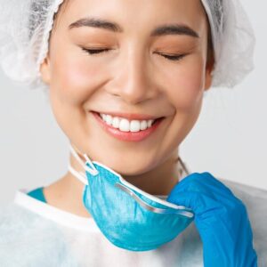 A imagem mostra alguém com um sorriso brilhante