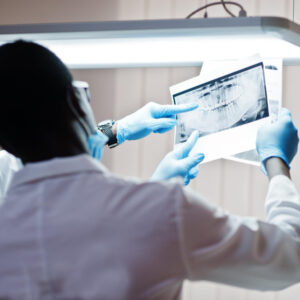 A imagem mostra uma radiografia dental