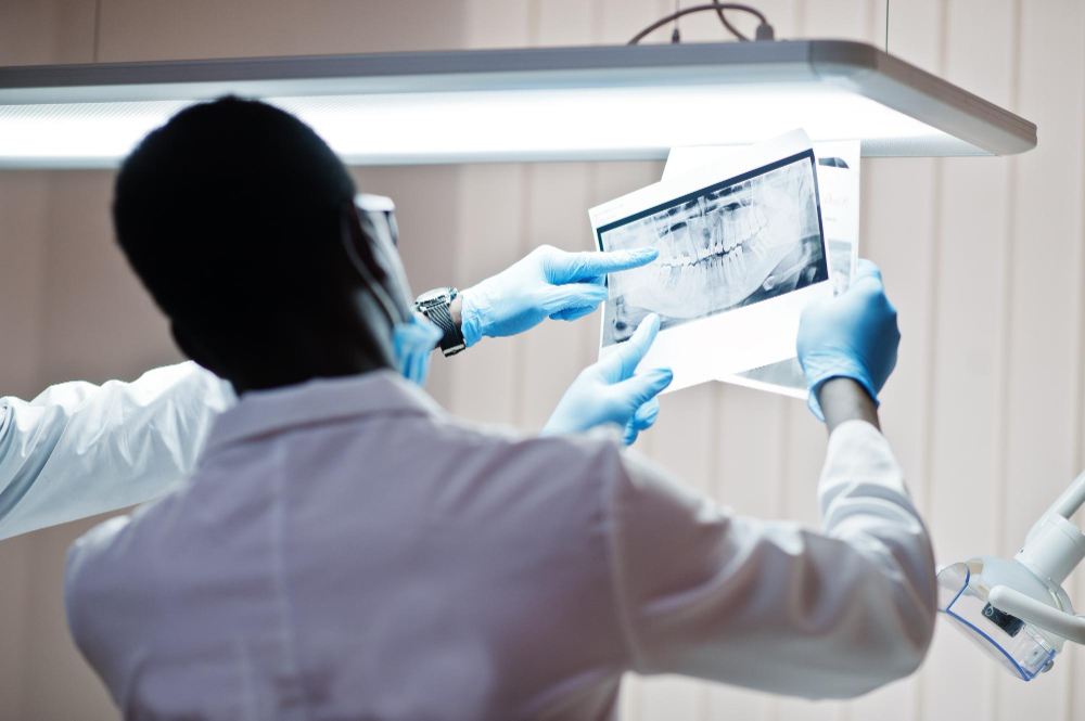 A imagem mostra uma radiografia dental