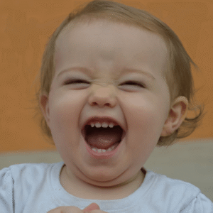Criança sorrindo demonstrando a importância do dentista em todas as idades