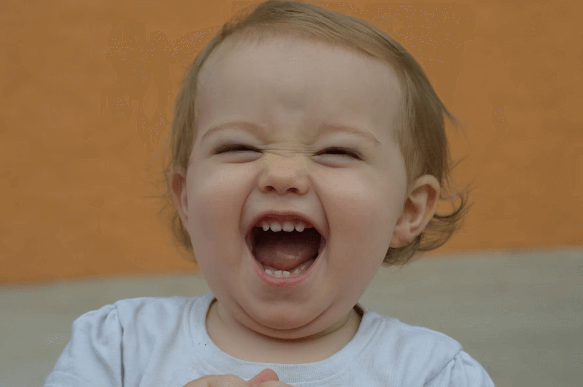 Criança sorrindo demonstrando a importância do dentista em todas as idades