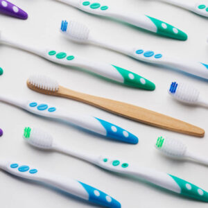 Diversas escovas de dentes, de diversas cores