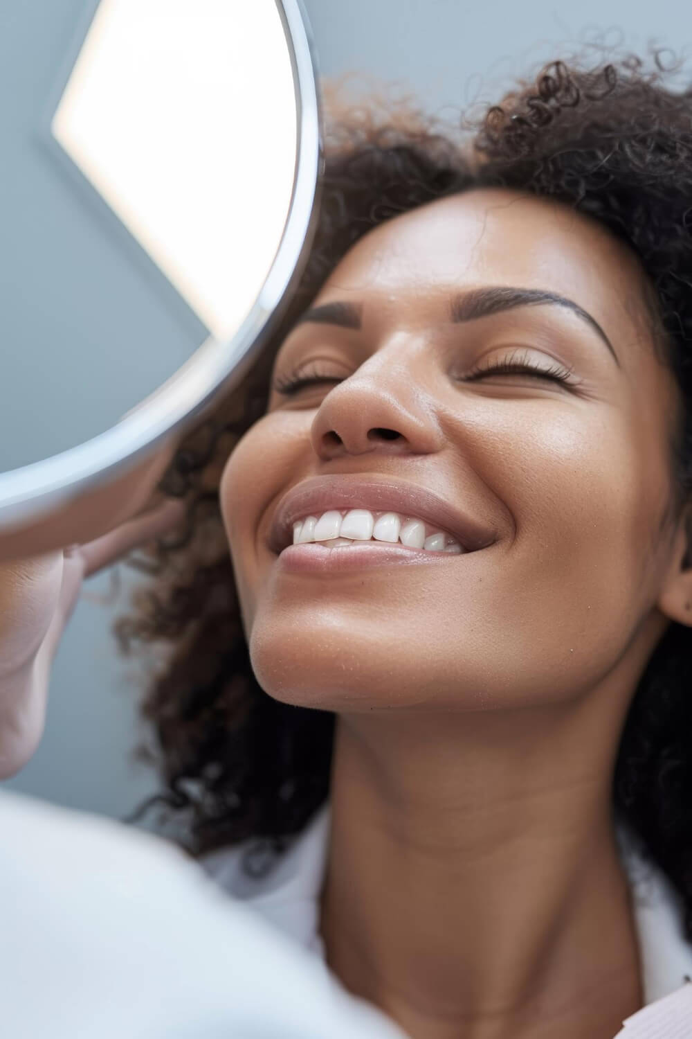imagem do rosto mulher sorrindo, após procedimento de estética dentária